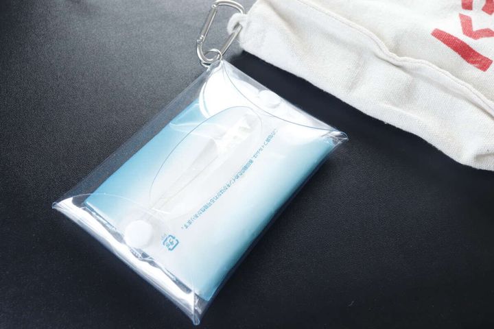 ダイソーのカラビナ付ティッシュポーチをカバンに付ける