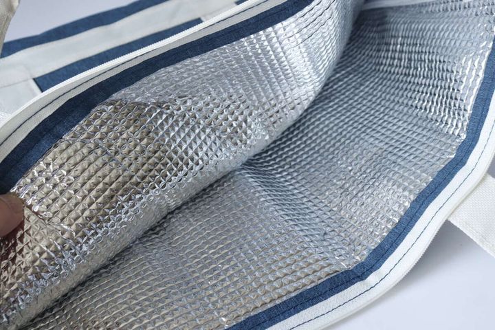 ダイソーのアルミ保温保冷バッグの中