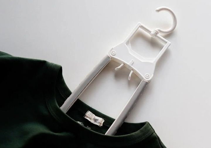 ダイソーのワンタッチハンガーは服の首元から通しやすい形状