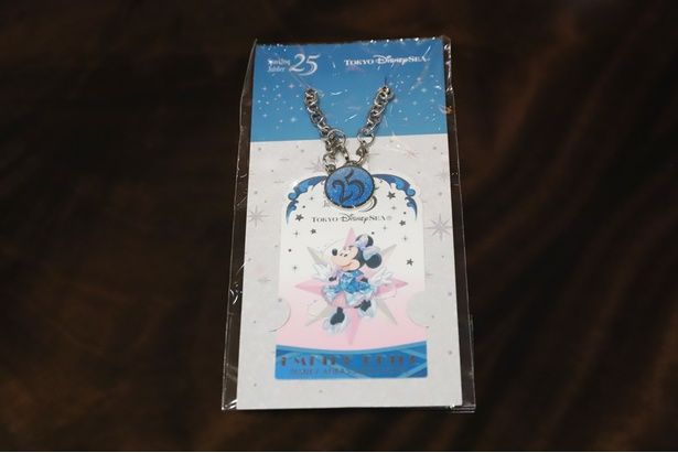 【写真】25周年のコスチュームを着たミニーがキュート！エンパイア・グリルでディナーコースを注文するともらえるオリジナルチャーム