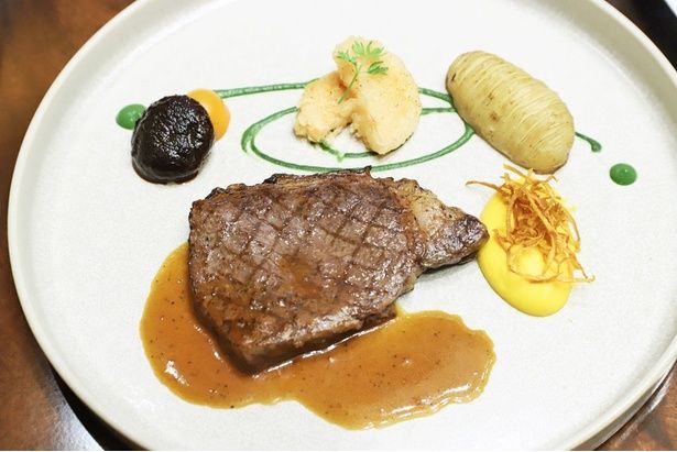 「東京ディズニーシー25周年“スパークリング・ジュビリー”スペシャルディナー」のメイン「国産牛サーロインのグリル エシャロットとハーブのピュレ アンコールペッパー香るグレイヴィーソース」