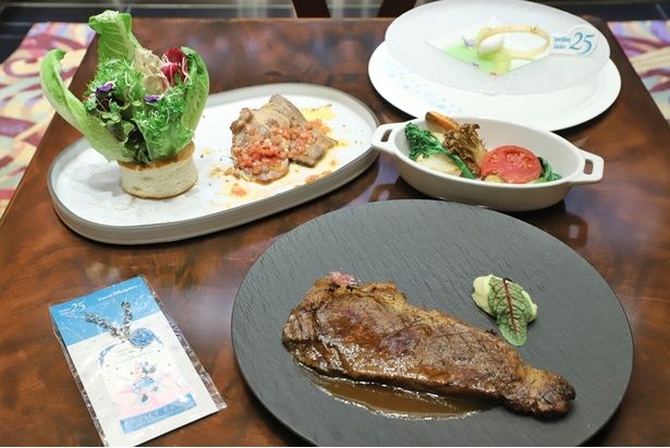 「東京ディズニーシー25周年“スパークリング・ジュビリー”エンパイア・グリル・シグネチャーディナー」(1万4300円)。写真左上から時計回りにアペタイザー、デザート、ガニッシュ(付け合わせ)、メイン、オリジナルチャーム
