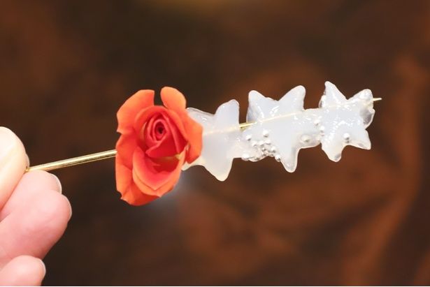 カクテルピックには、食用バラのベルローズと星型のナタデココが刺さっている