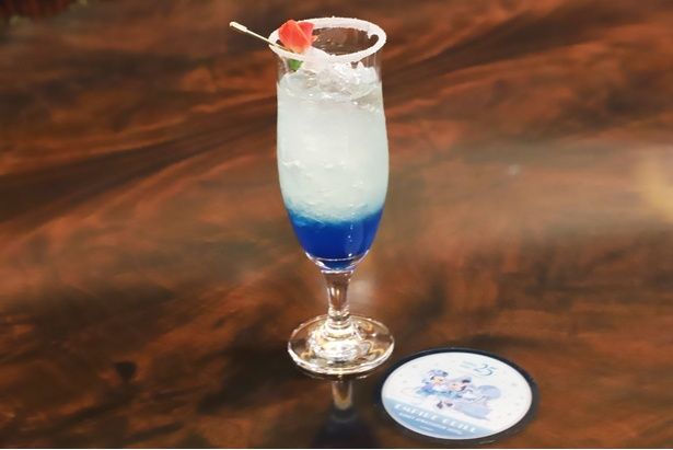 白と青に分かれた2層のドリンクは見た目もさわやか！「東京ディズニーシー25周年“スパークリング・ジュビリー”スペシャルドリンク」(1600円)