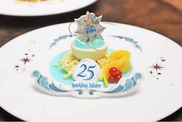 「東京ディズニーシー25周年“スパークリング・ジュビリー”スペシャルディナー」のデザート「パイナップルとライムのムースグラッセ パッションフルーツのグラニテ」