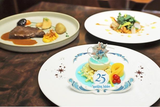「東京ディズニーシー25周年“スパークリング・ジュビリー”スペシャルディナー」(1万4300円)の前菜(写真右奥)、メイン(同左奥)、デザート(同手前)