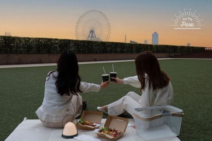テラスの開放的なロケーションでピクニックBOXを広げたBay Side Picnicの様子