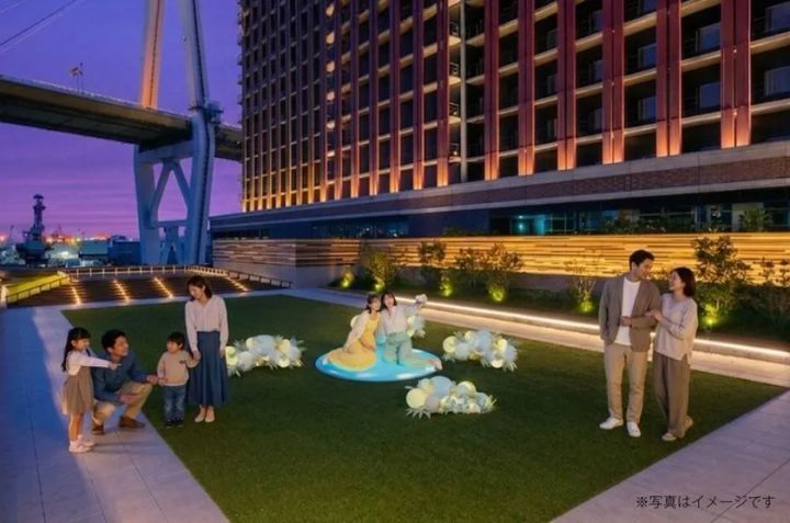 青と黄色の花と緑の装飾で彩られたごろごろテラスのフォトスポット全景