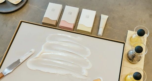 【写真】「ハンドクリームお仕立て体験」。テクスチャーを指先で確かめながら、自分好みの心地よさを選べる