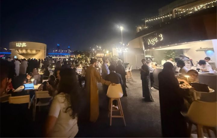 夜の屋外レストランで食事を楽しむ人々