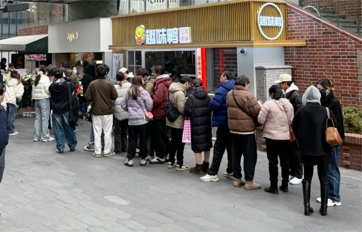 中国語の看板のお店に行列