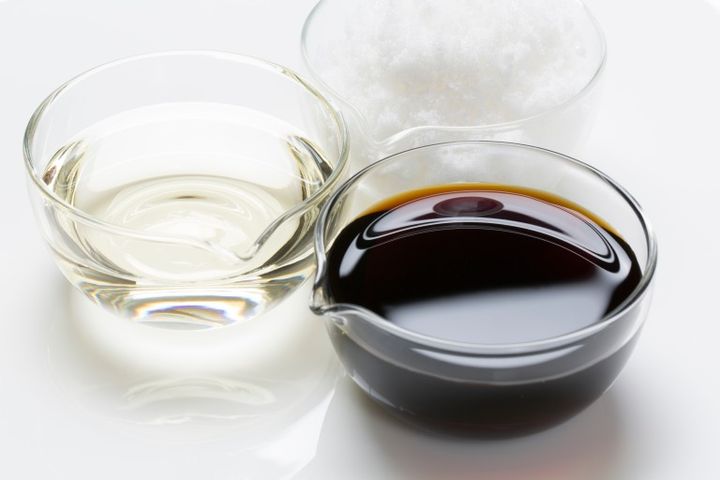 ガラス小皿に出された3つの調味料 醤油、酢、砂糖イメージ