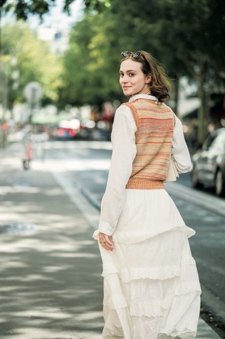 ホワイトのワンピースにビタミンカラーのベストを合わせて、ワンパターンコーデから卒業