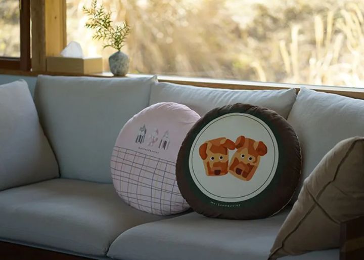 Maison terrierコラボの丸型クッション2種をソファに並べた商品写真
