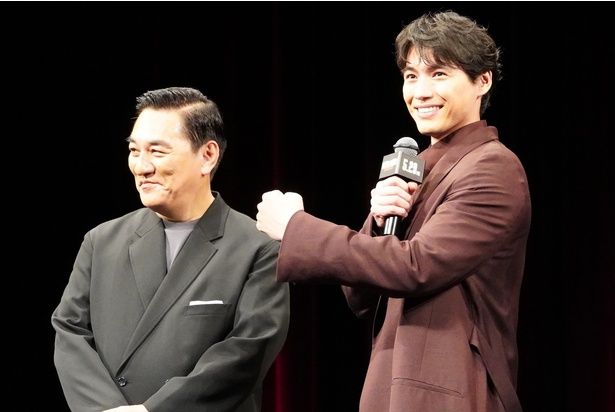 【写真を見る】福士蒼汰、筋肉を褒められて笑顔で「ヤー！」