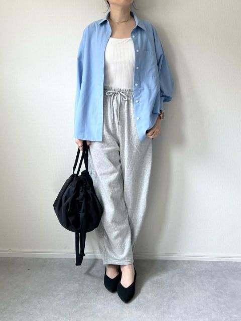 スウェットバレルアンクルパンツを着たコーデ