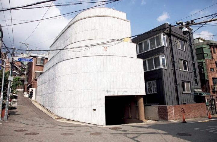 入場料は₩20,000でソフトドリンク飲み放題。途中抜けて戻ってくることもできる。ファッションブランドが多いエリアなので買い物の途中に休憩がてら立ち寄ってみてはいかが？