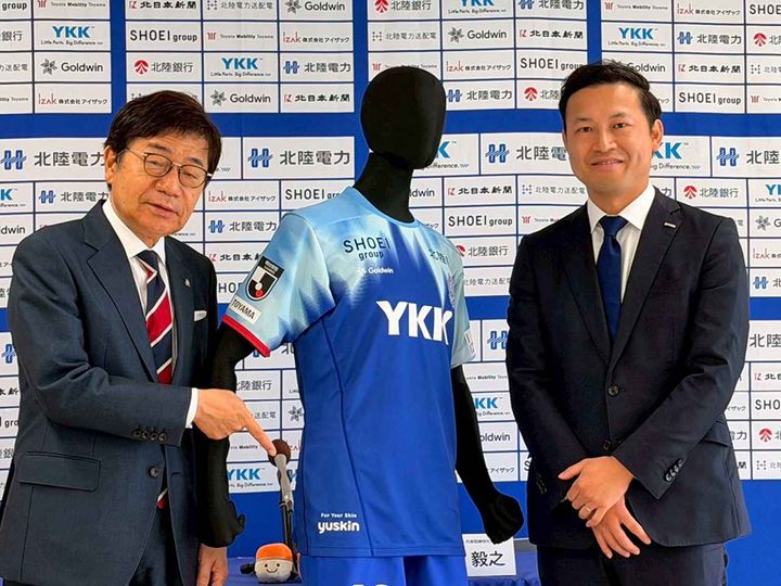 画像: カターレ富山の左伴繁雄社長（左）とユースキン製薬の野渡毅之社長（右）