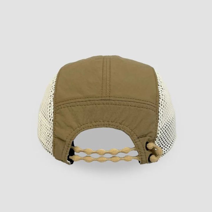 CATERPP LB MESH LOGO CAPカーキカラーの背面。ベージュメッシュパネルとサイズ調整用コードストッパー付きテープアジャスター