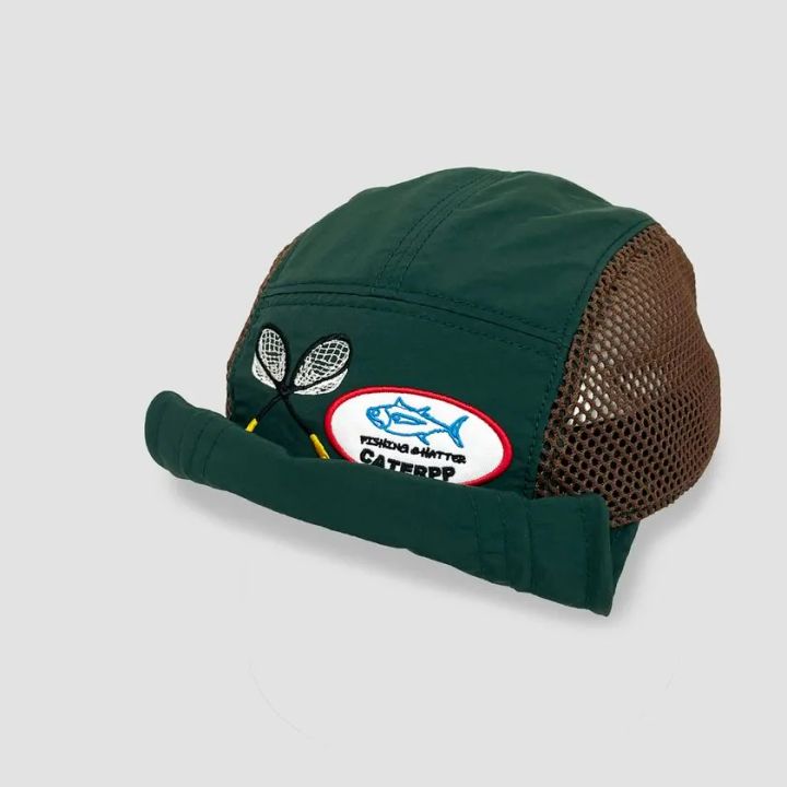 CATERPP LB MESH LOGO CAPグリーン×ブラウンメッシュカラーの斜め前から撮影。FISHING&HATTERのワッペンと魚刺繍が確認できる