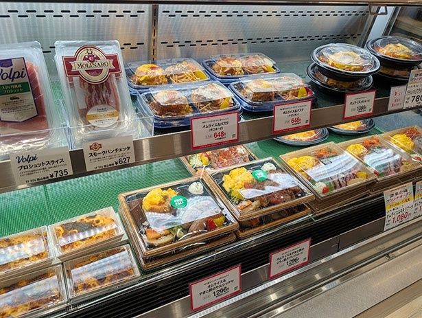 魅力的なアイテムが並ぶショーケース