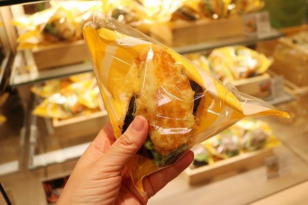 「ワンハンドBENTO 海苔弁(鱈の天ぷら)」(594円)。百貨店仕様として、天ぷらが白身魚から鱈へとグレードアップした