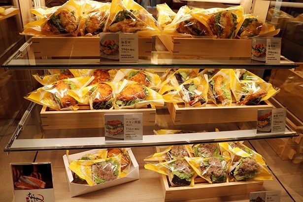 「ワンハンドBENTO」が並ぶショーケース