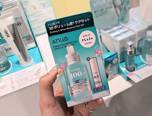 AnuaのPDRNヒアルロン酸100セラムセットをPLAZAの売り場で手に持っているようす