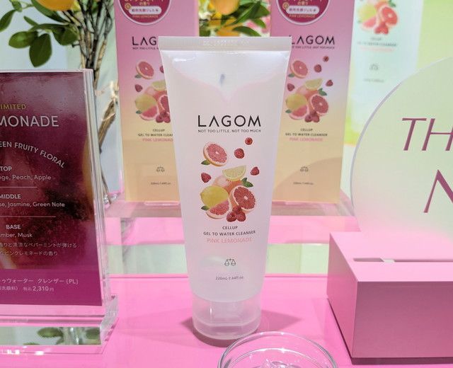 LAGOMのジェルトゥウォータークレンザー ピンクレモネードをPLAZAの売り場で展示したようす