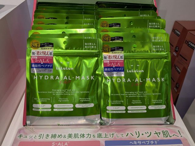 LuLuLunのHYDRA-AL-MASKをPLAZAの売り場に並べたようす