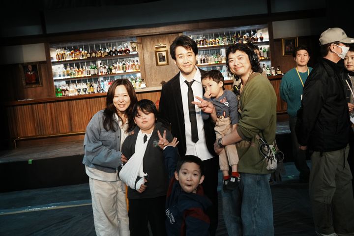 映画『BYE BYE LOVE 探偵はBARにいる』ファミリーデイの様子 （C）2026『BYE BYE LOVE 探偵は BAR にいる』製作委員会 width=