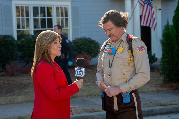 「スクリーム」に登場するリポーター“っぽい”女性の姿も!? [c] 2026 PARAMOUNT PICTURES.GHOST FACE SPOOF MASKS PROTECTEDUNDER COPYRIGHT REGISTRATION FUN WORLD DIV., EASTER UNLIMITED INC. ALL RIGHTS RESERVED.