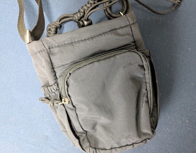 BRILMYショルダーバッグの正面全体。フロントのジップポケットとパラコードハンドルが特徴