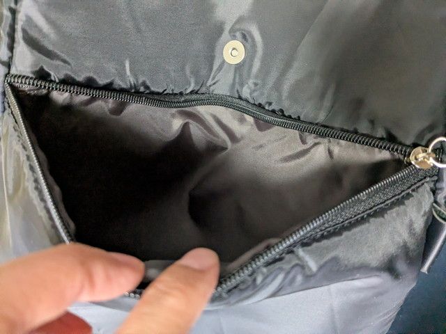 リュックのメイン室内側のようす。広々としたスペースと内側ファスナーポケットが確認できる