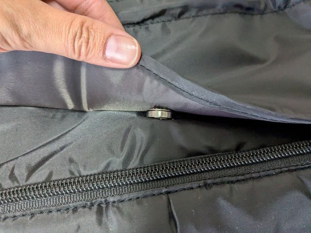 リュック前面フラップ内側のマグネットホックのアップ