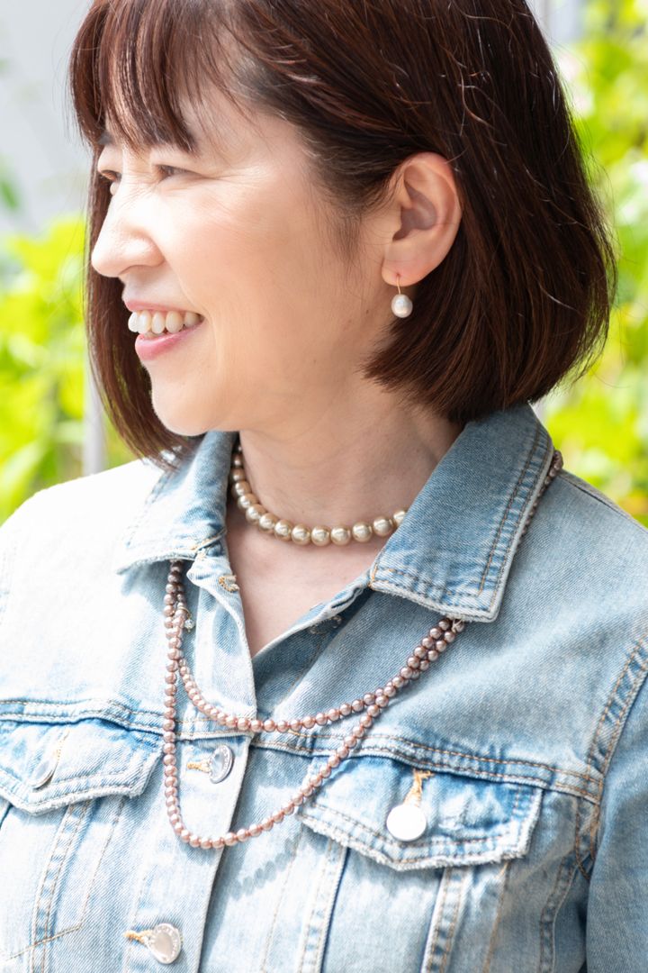 デニムジャケットと好相性のパールネックレスをON