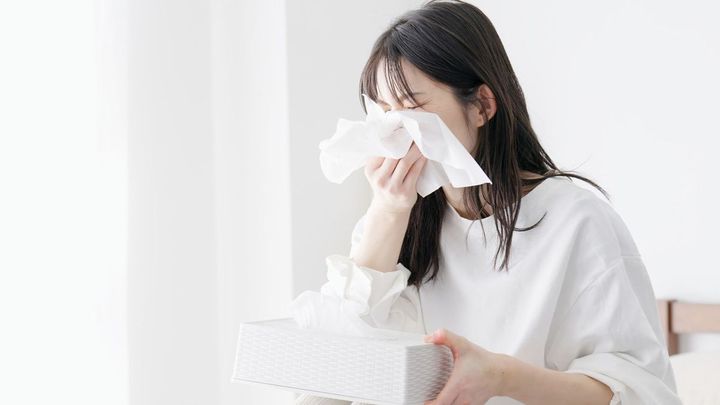 鼻をかんでいる人