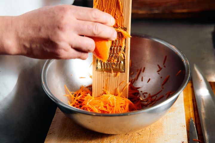 しりしり器でにんじんを切る