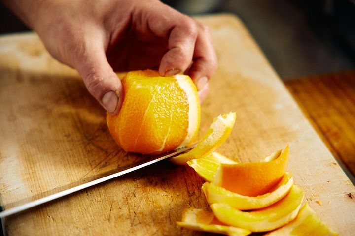 オレンジを切る