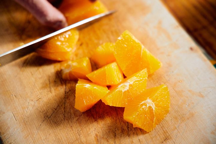 オレンジを切る