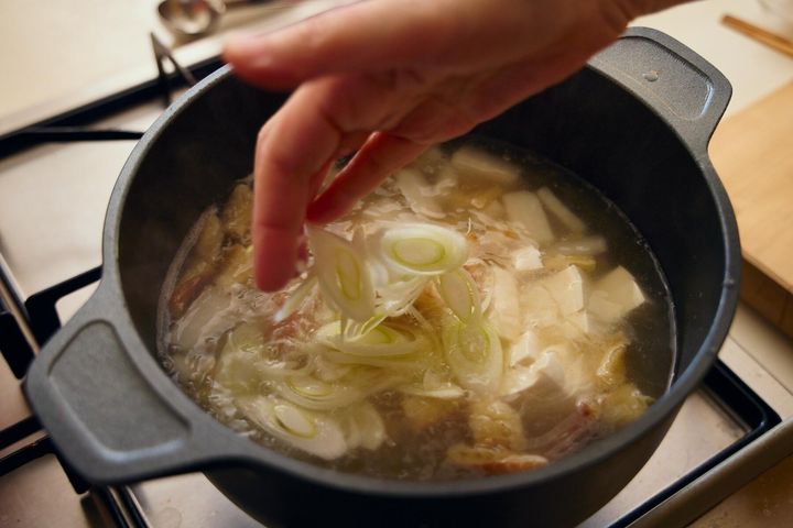 ねぎと豆腐を加える