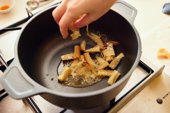 干し鱈を炒める