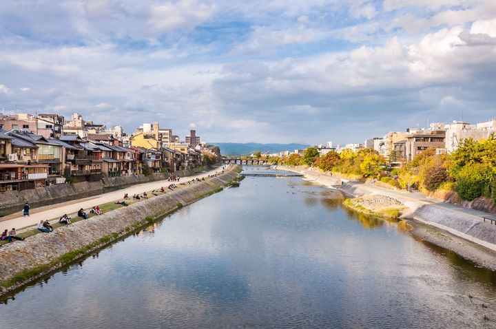 秋の鴨川。等間隔に座る人々