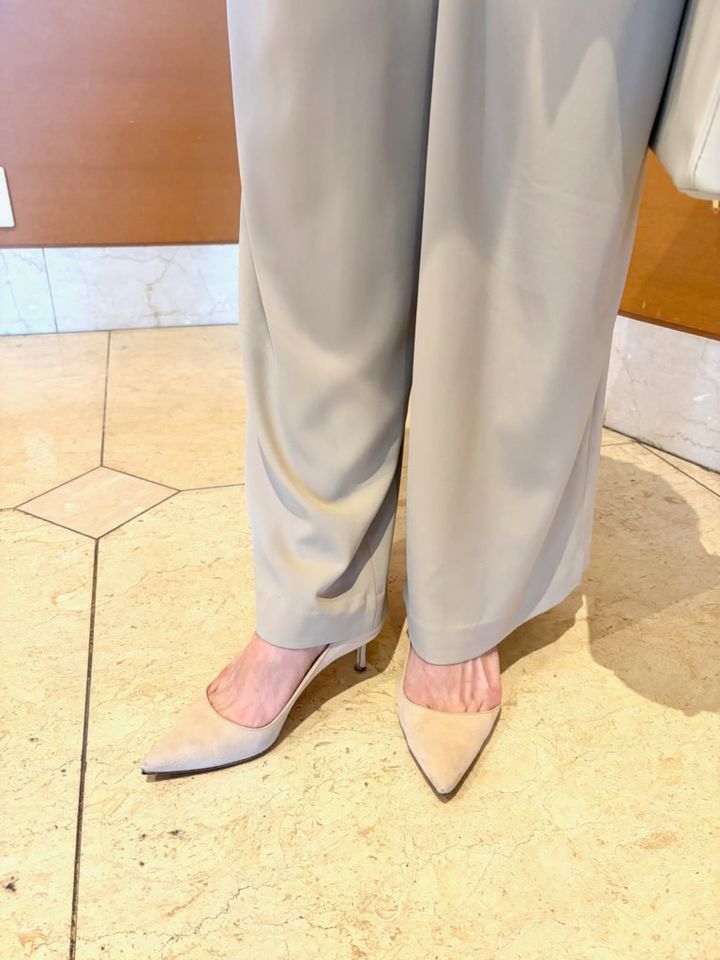 「マノロ ブラニク」のベージュパンプスが、パンツとのラインを美しくつなぎ、脚長効果もあり。「履きやすくてお気に入り。主張しすぎないデザインとカラーで、どんなコーデもサマになるところがポイント」