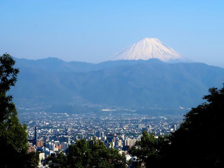 山梨県甲府市に位置する湯村温泉。弘法大師の開湯伝説が残り、武田信玄公の「隠し湯」の筆頭としても名高い温泉地です。柔らかな肌触りと温まりの良さが特徴の「美肌の湯」が魅力。昇仙峡への観光拠点としても人気で、多彩な宿泊施設がそろっています。