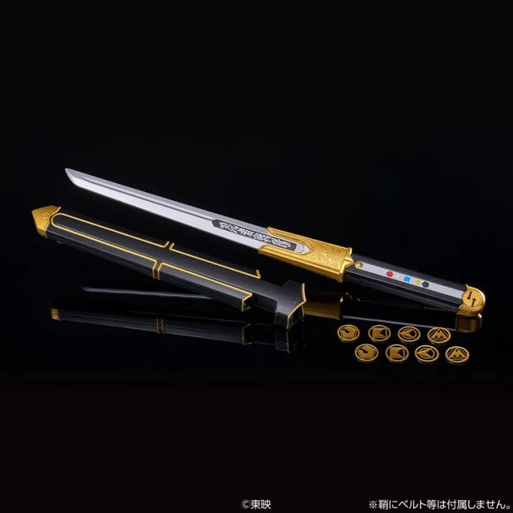 黒い背景の中で銀色の刀身と金色の鍔が光る「カクレマル -MEMORIAL EDITION-」のイメージ