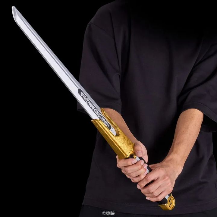 暗い背景で刀身の文字部分が発光する「カクレマル -MEMORIAL EDITION-」のイメージ