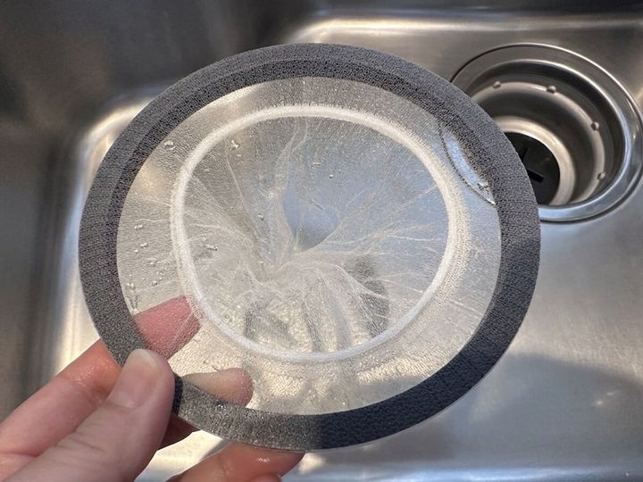 排水口ネットをマグネットにかぶせる