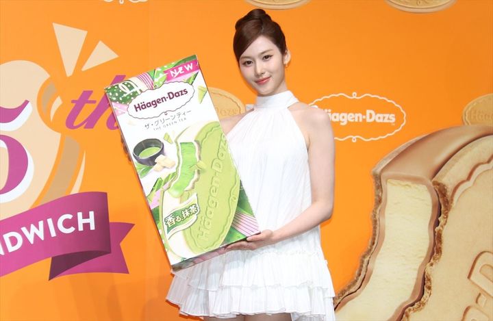 「ハーゲンダッツ ジャパン クリスピーサンド25周年 PR発表会」に出席した「TWICE」のサナさん