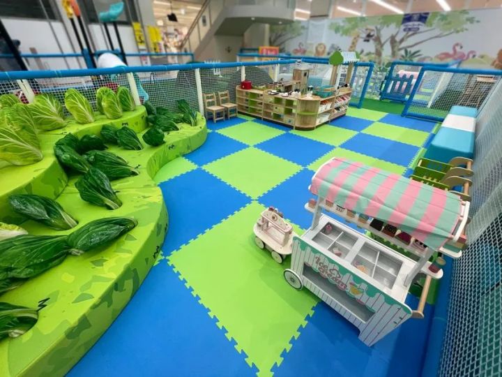 野菜型ソフト遊具、アイスクリームワゴン型のままごと台、木製棚が並ぶおままごとコーナー